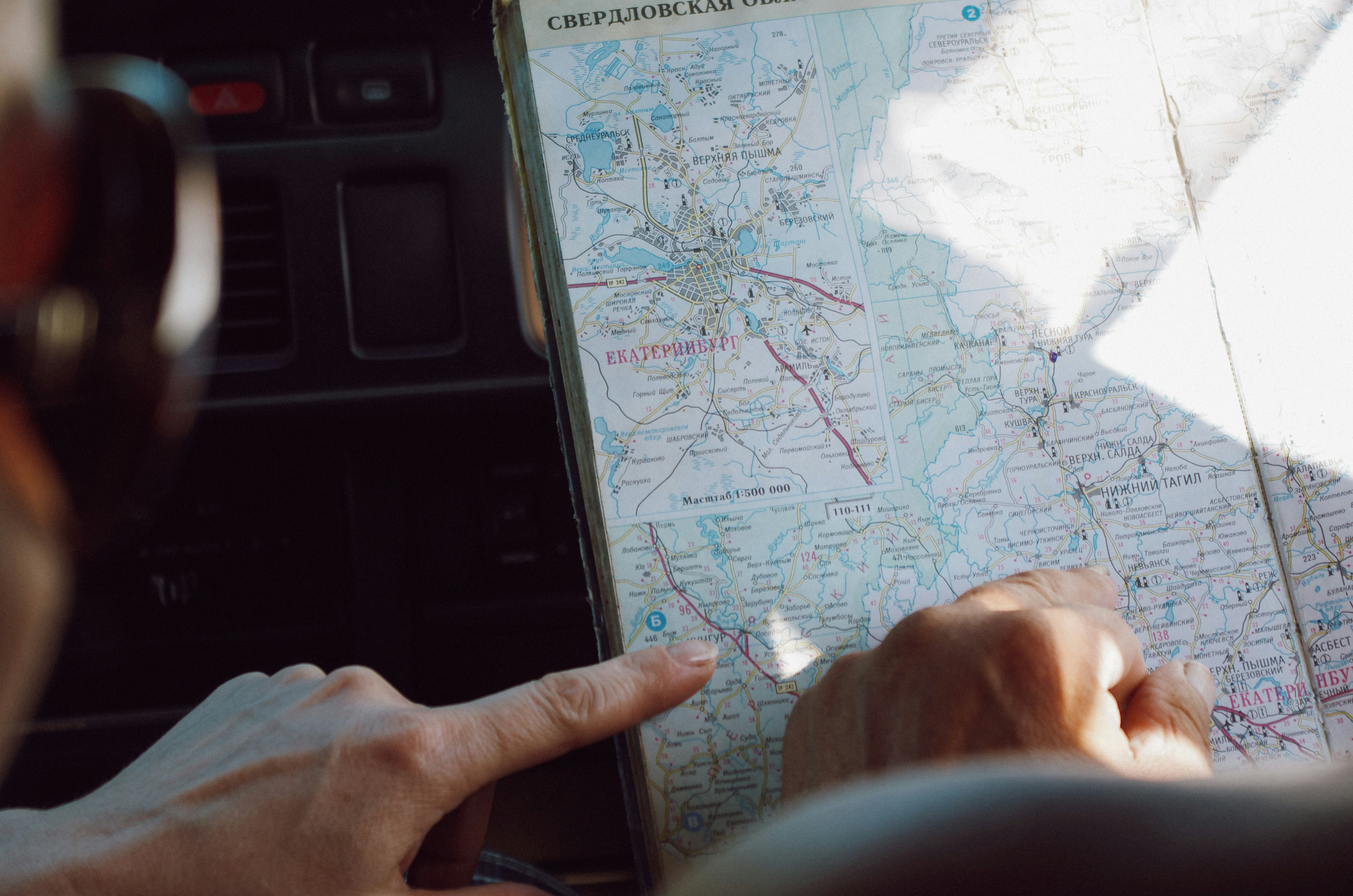 Рука с картой